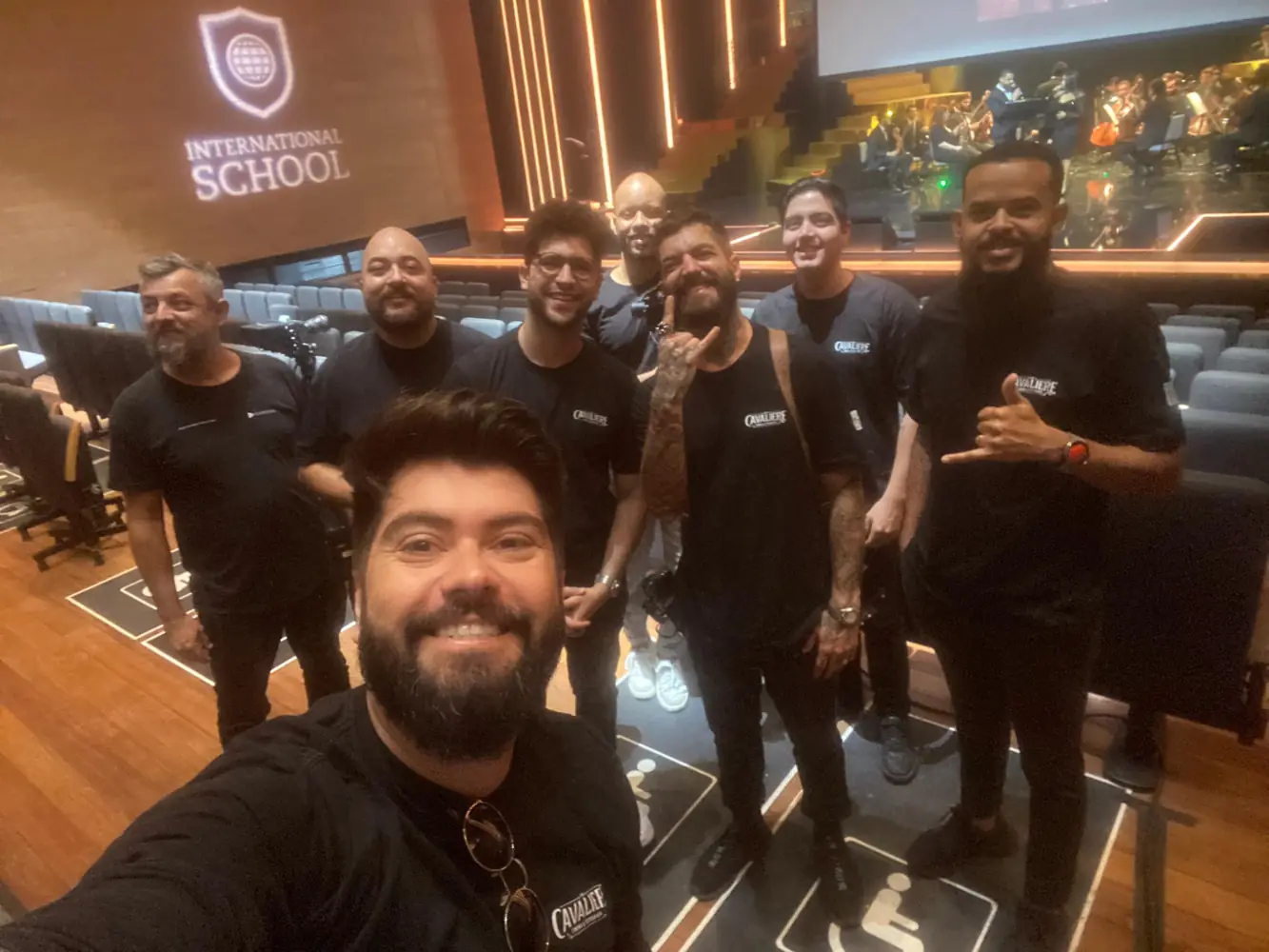 Equipe de produção audiovisual em evento corporativo