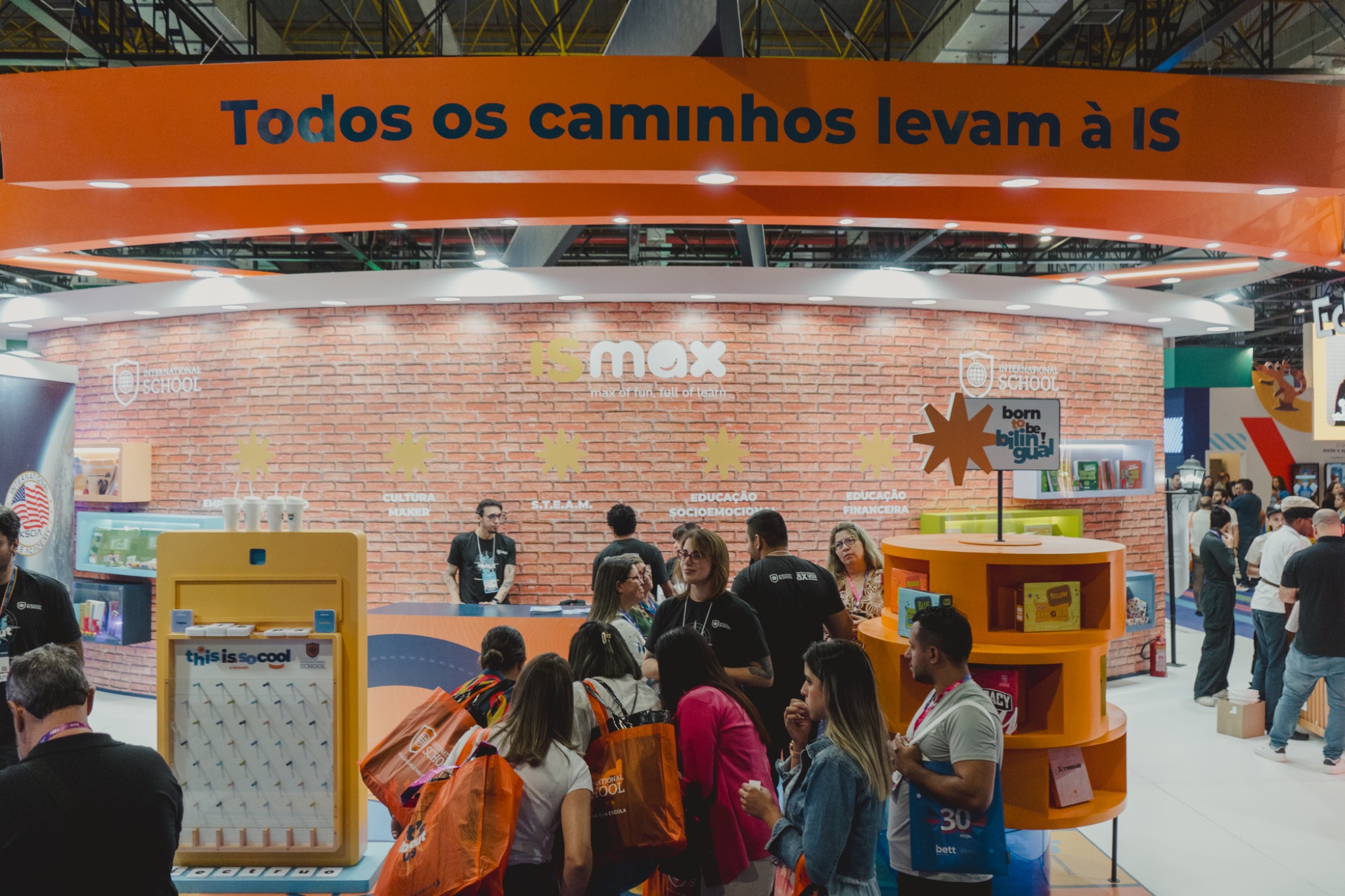 Detalhe do estande com comunicação visual Todos os caminhos levam à IS
