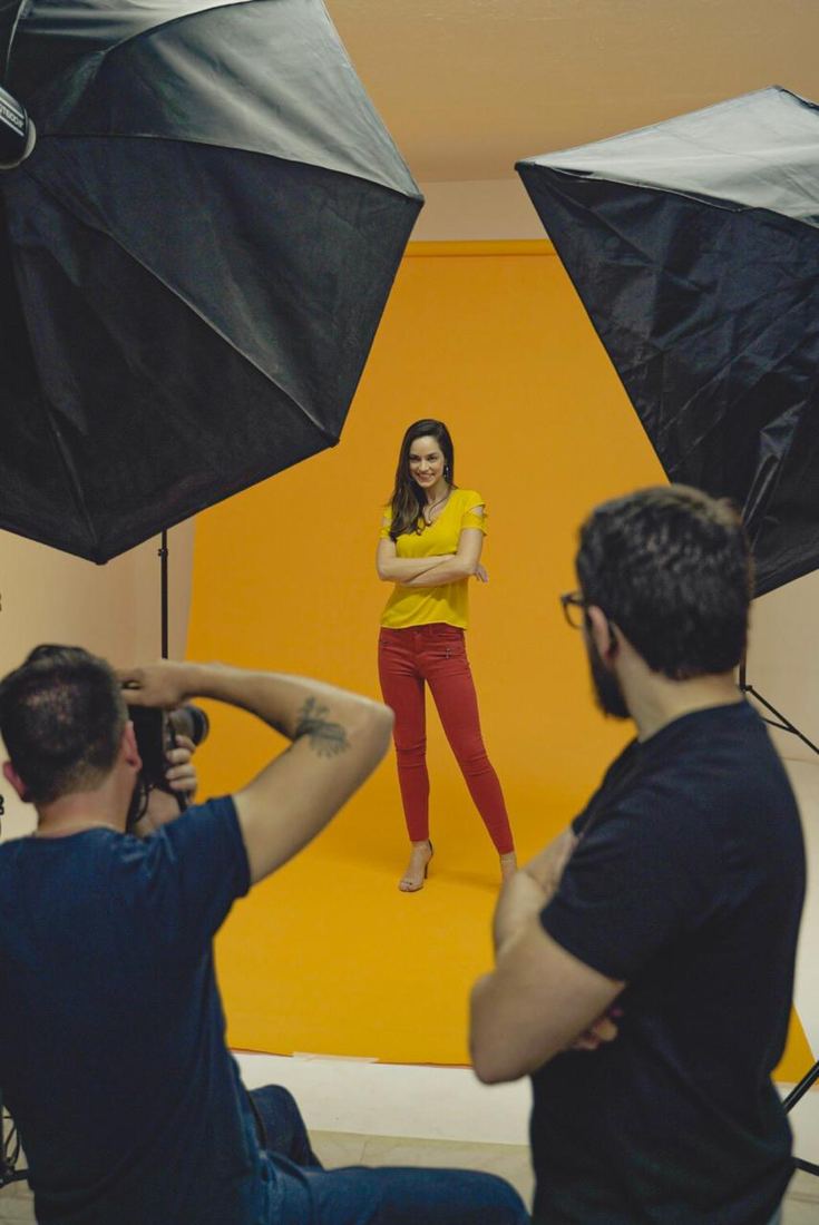 Produção de retrato com fundo colorido