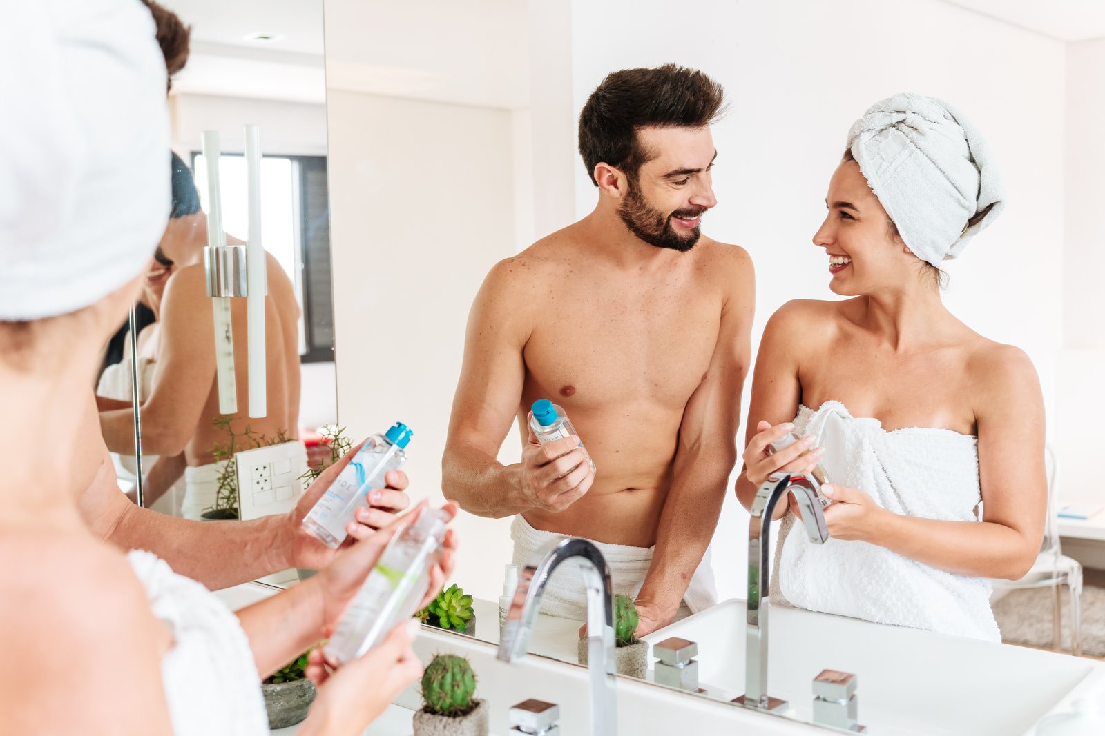 Campanha publicitária de produto de beleza em ambiente claro