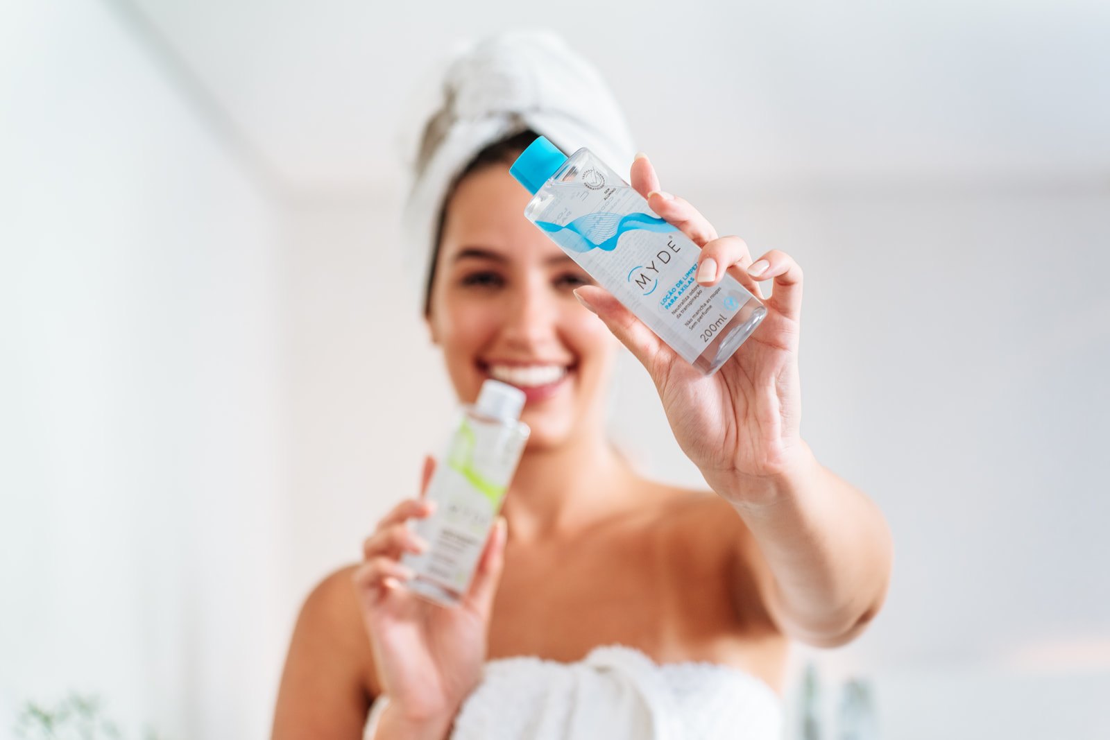 Modelo apresentando produto de beleza