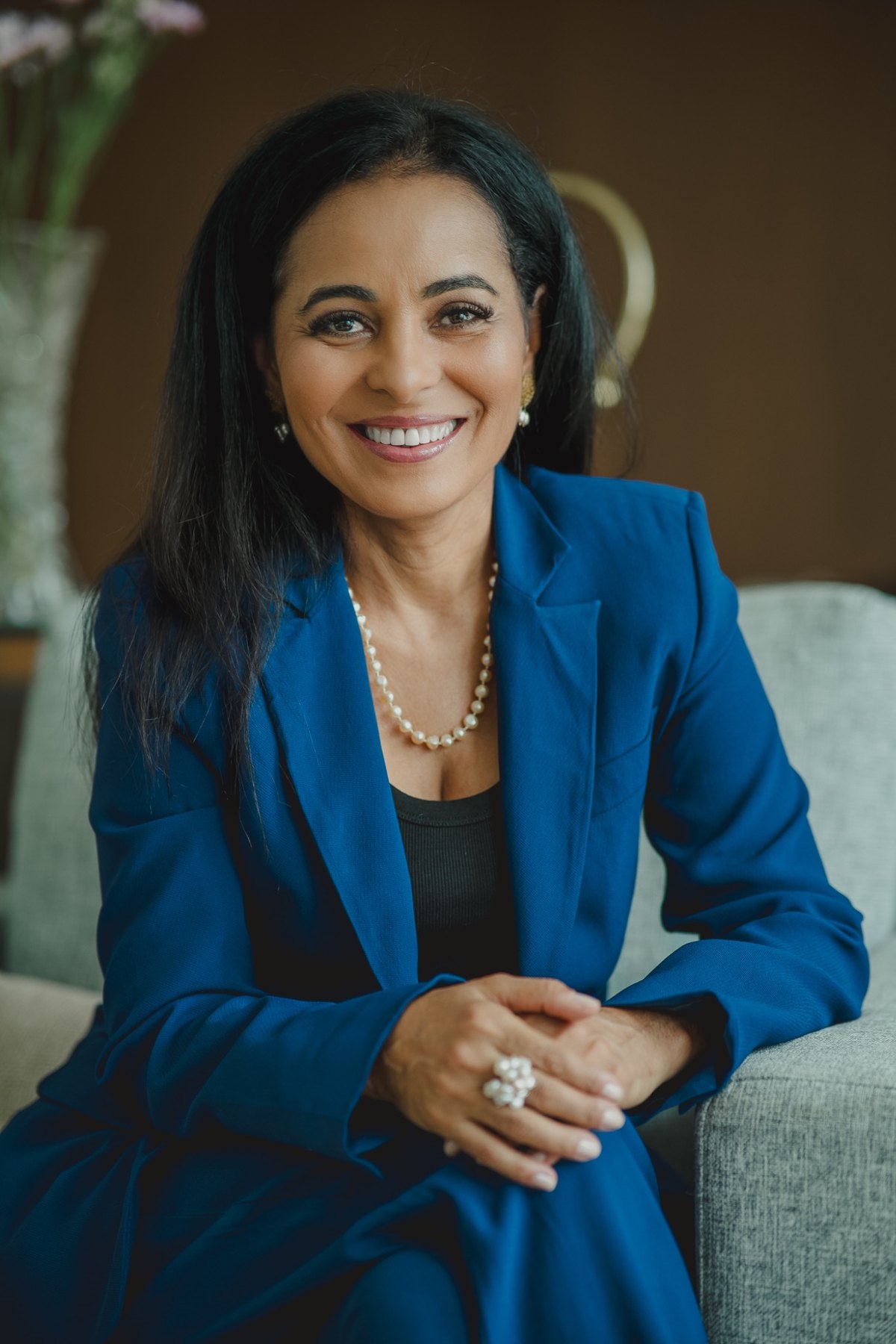 Retrato corporativo feminino em ambiente executivo