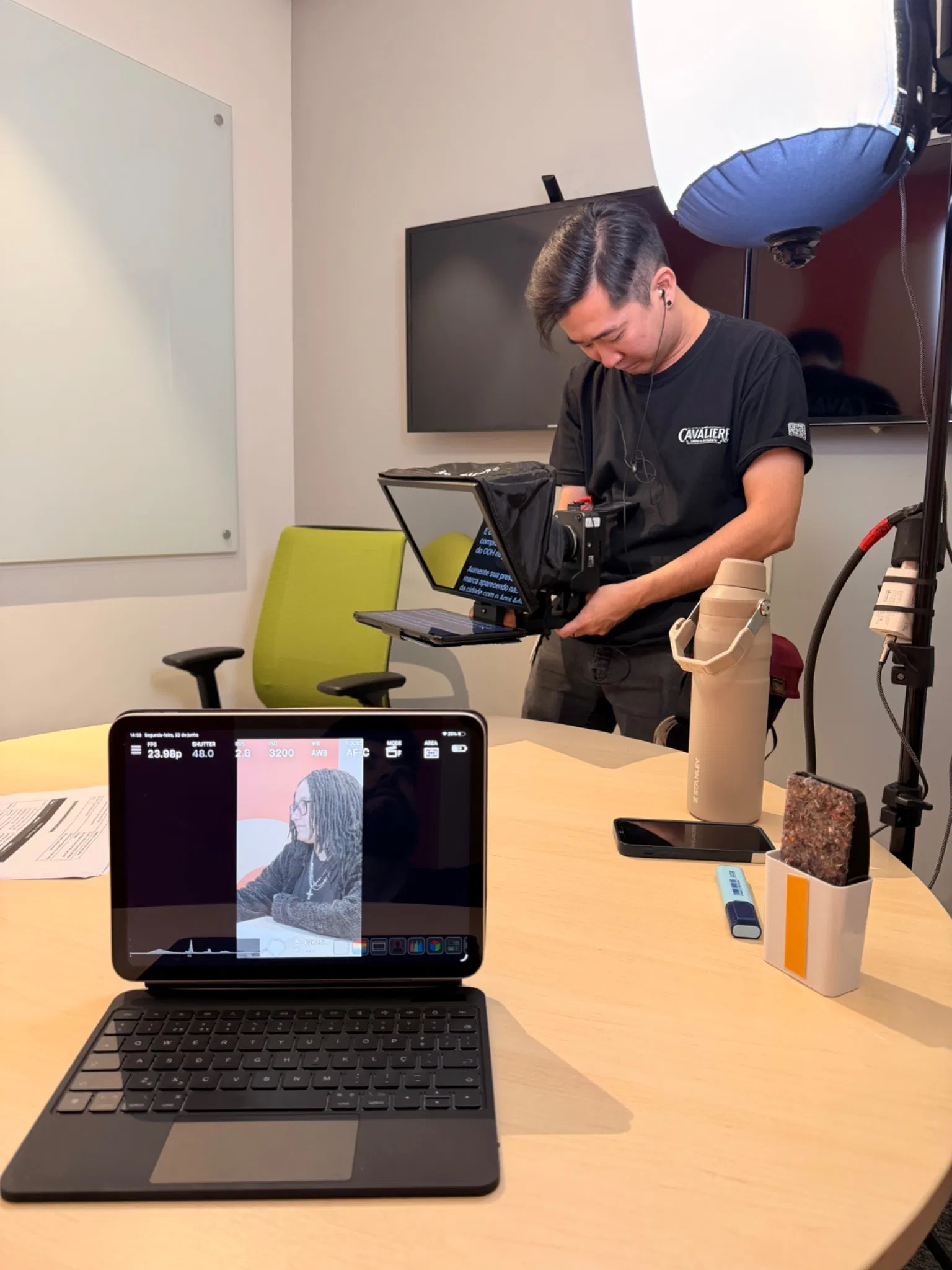 Bastidores de gravação de vídeos corporativos com câmera, iluminação e teleprompter