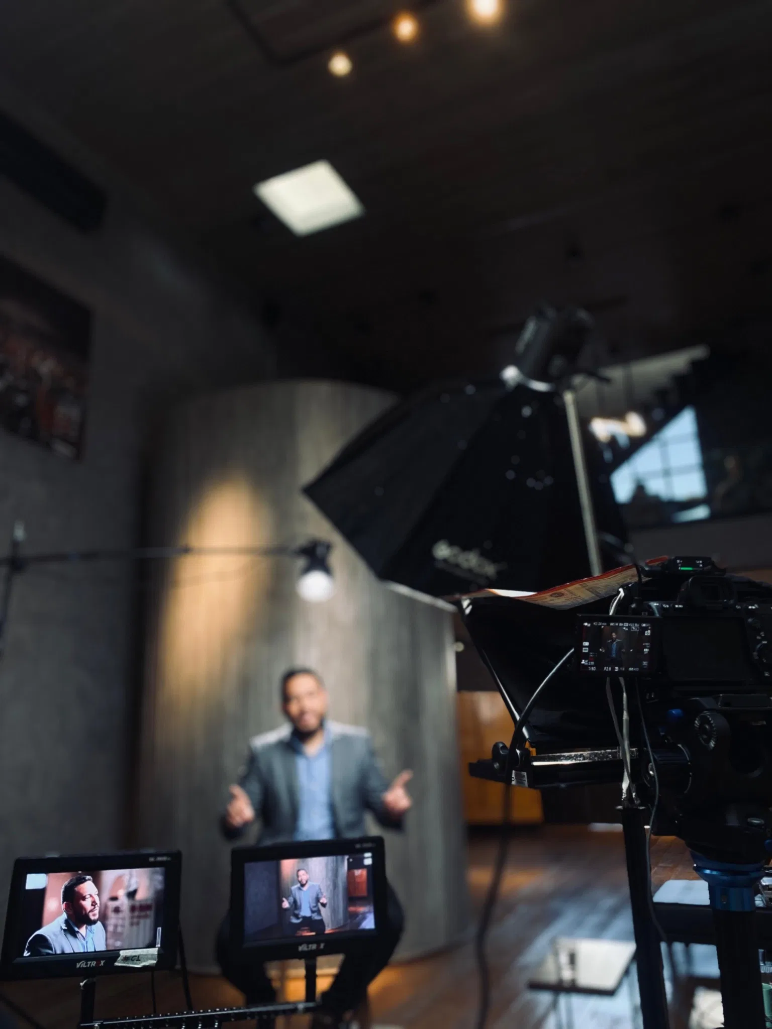 Apresentador gravando Reels corporativos com direção profissional